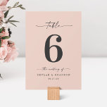 Einfache, rosafarbene Hochzeit in Solid Color Tischnummer<br><div class="desc">Einfache Tischnummern mit rosafarbener Hochzeitsempfehlung. Diese moderne schicke Tafelkarte ist einfach klassisch und elegant mit einer schlichten Hintergrundfarbe und einem hübschen Schriftart mit Schwänzen für die Schriftzeichen. Im neuen Farbraum gezeigt. Erhältlich in mehreren Farboptionen, oder fühlen Sie sich frei, die Farben aus dem Editor zu bearbeiten (klicken Sie weiter anpassen...</div>