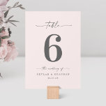 Einfache, rosafarbene Pink-Hochzeit Tischnummer<br><div class="desc">Einfache Tischnummern an der Hochzeitsempfehlung mit rosa, rosafarbenem Pulver. Diese moderne schicke Tafelkarte ist einfach klassisch und elegant mit einer schlichten Hintergrundfarbe und einem hübschen Schriftart mit Schwänzen für die Schriftzeichen. Im neuen Farbraum gezeigt. Erhältlich in mehreren Farboptionen, oder fühlen Sie sich frei, die Farben aus dem Editor zu bearbeiten...</div>
