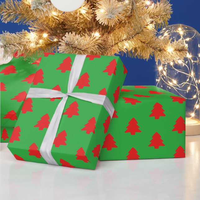 Einfache rote Weihnachtsbäume auf Grün Geschenkpapier (Feiertage)