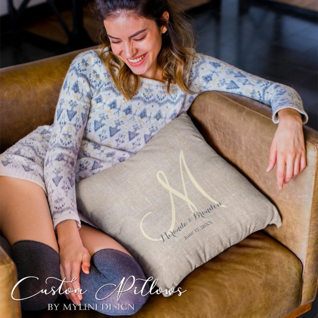 Einfache Rustikale Beige Burlap Mit Monogramm Kissen (Von Creator hochgeladen)