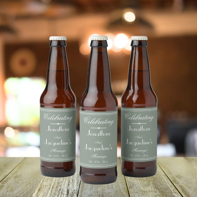 Einfache rustikale Sage Green Wedding Chic Skriptn Bierflaschenetikett (For a Simple Rustic Sage Green Wedding - Chic Script Names Beer Bottle Labels.)