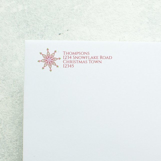 Einfache Rustikale Winterschneeflocke Mailing (Red and green Christmas snowflake return address label with festive holiday typography.)