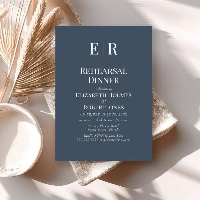 Einfache Schieferblaue Monogramm-Probe-Dinner Einladung (Simple Slate Blue Monogram Rehearsal Dinner Invitation on neutral boho wedding table.)