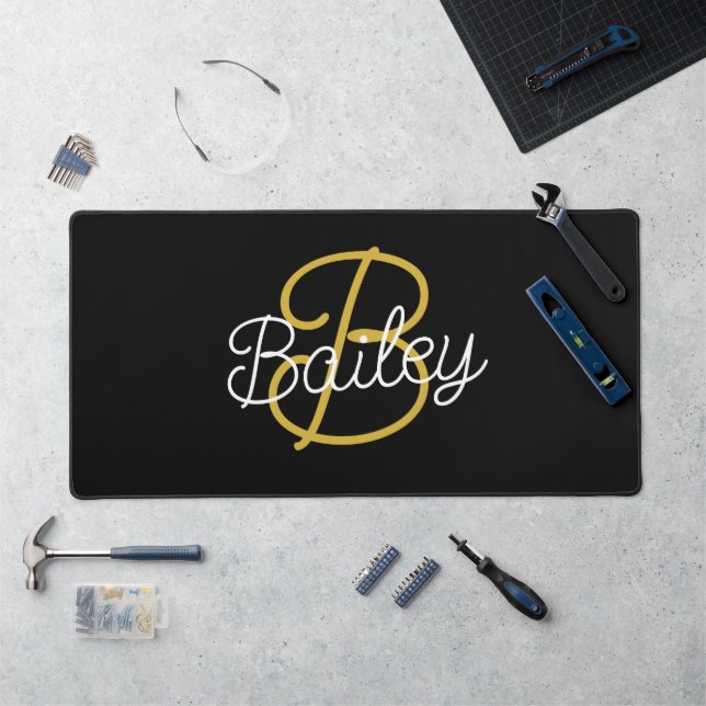 Einfache Schwarz-Gold-Retro-Script-Monogramm Schreibtischunterlage (Arbeitsplatz)