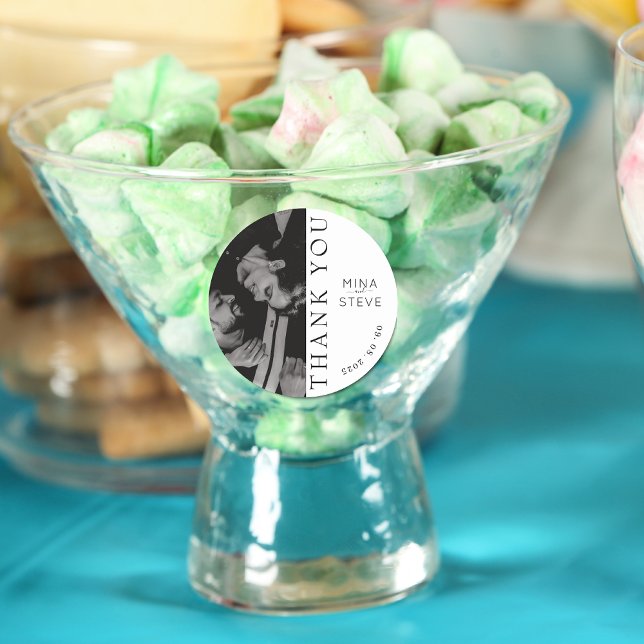 Einfache Schwarz-Weiß-Bild Hochzeit danke Runder Aufkleber (Von Creator hochgeladen)