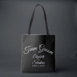 Einfache Schwarz-Weiß-Mannschaft Hochzeit<br><div class="desc">Diese "Team-Bräutigam" Totttaschen sind als Gefallen oder Geschenke für Trauzeugen,  Familienmitglieder oder andere Mitglieder der Hochzeitsfeier konzipiert. Große Beutel zum Füllen mit Gefallen und Geschenken. Einfaches Design beinhaltet weißen Skripttext auf schwarzem Hintergrund.</div>