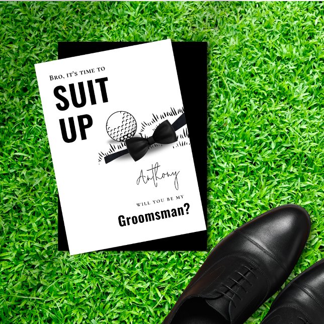 Einfache Schwarz/Weiß Tuxedo Anzug Up Golf Trauzeu Einladung (Simple Black & White Tuxedo Suit Up Golf Groomsman Invitation)