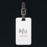 Einfache Schwarz-weiße Frau Nachname Newlywed Brid Gepäckanhänger<br><div class="desc">Einfache Gepäckmarke mit "Mrs." in einem eleganten Skript zusammen mit Ihrem Nachnamen in schwarz über einem weißen Hintergrund. Dieses moderne Gepäckanhänger ist das perfekte Hochzeitsgeschenk für eine frisch verheiratete Braut für ihre Flitterwochen.</div>