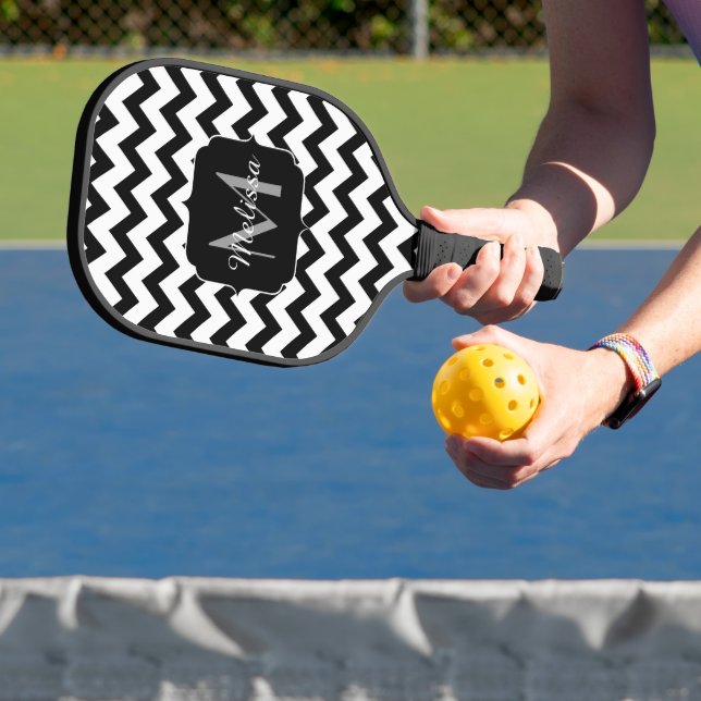 Einfache Schwarz-weiße Zickzack Musterlinien Monog Pickleball Schläger (InSitu)