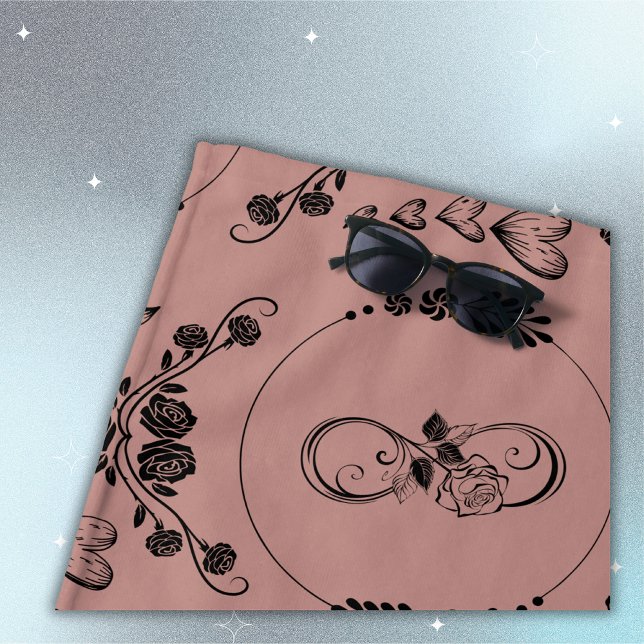 Einfache schwarze Herzen, Blüte, Unendlichkeit auf Strandtuch (Von Creator hochgeladen)