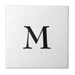 Einfache schwarze Monogramm auf weiß Fliese<br><div class="desc">Einfache,  elegante WHITE Keramik mit optionalem,  anpassbarem Monogramm. Für die Koordination mit Musiknoten. Löschen Sie das Monogramm für schlichte Kachel. Erhältlich in anderen Farben und mit passenden Gegenständen.</div>