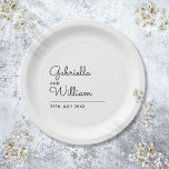 Einfache Script Minimalistisch Black and White Wed Pappteller<br><div class="desc">Ein klassisches Design,  das das Set der Namen glücklicher Paare in einem eleganten Drehbuch über dem besonderen Datum präsentiert. Ideal für Hochzeiten,  Verlobungen und Jubiläumsfeiern. Entwickelt von Thisisnotme©</div>