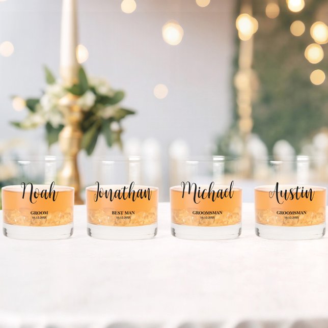 Einfache Script-Personalisierte Trauzeugen Hochzei Whiskyglas (Set of 4 Whiskey Glasses. All text can be changed to fit your needs!)