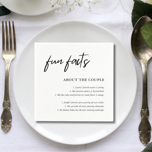 Einfache Script-Schwarz-weiße Hochzeitsspass-Fakte Serviette (Simple script black white wedding fun facts napkins add charm and spark guest conversations)