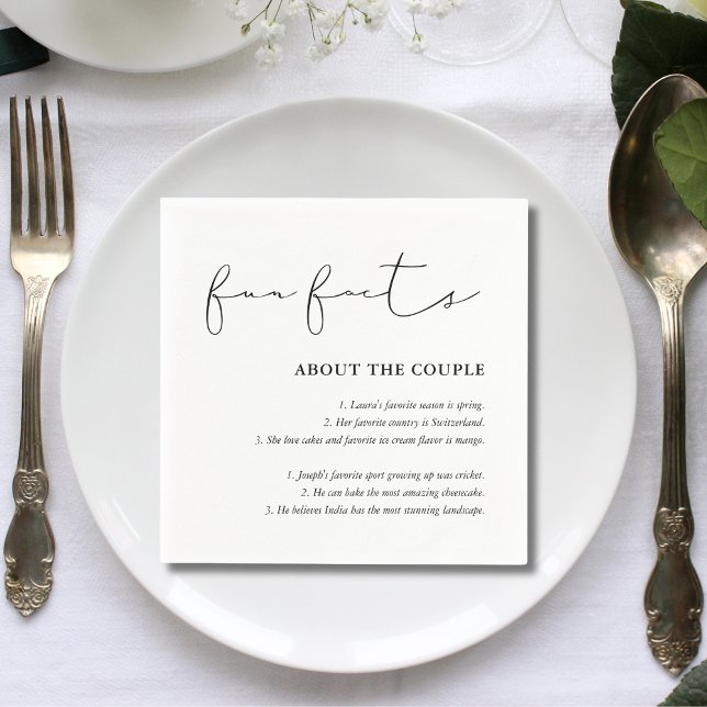 Einfache Script-Schwarz-weiße Hochzeitsspass-Fakte Serviette (Simple script black white wedding fun facts napkins spark smiles and style at receptions)