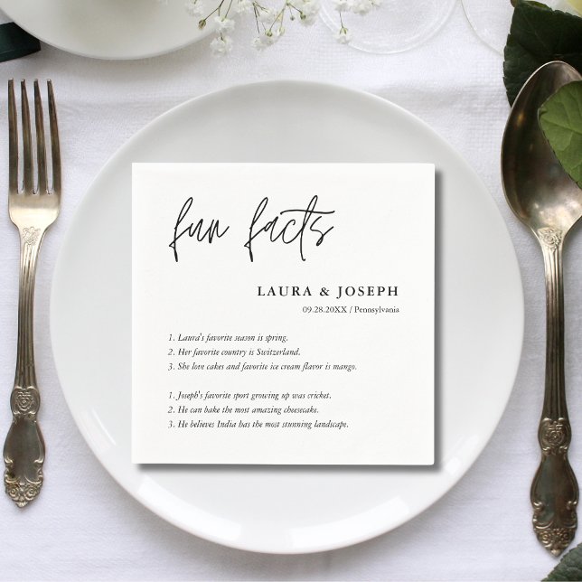 Einfache Script-Schwarz-weiße Hochzeitsspass-Fakte Serviette (Simple script black white wedding fun facts napkins spark smiles at your reception)