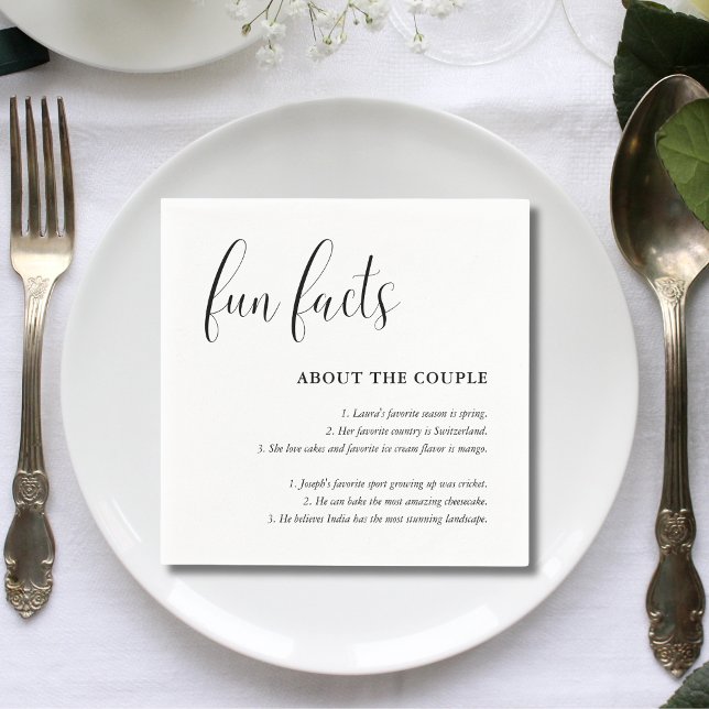 Einfache Script-Schwarz-weiße Hochzeitsspass-Fakte Serviette (Simple script black white wedding fun facts napkins add charm and spark guest conversations)