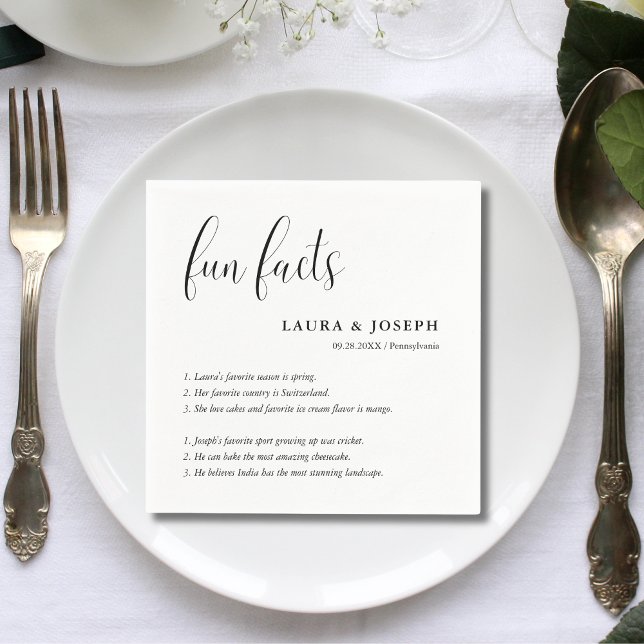 Einfache Script-Schwarz-weiße Hochzeitsspass-Fakte Serviette (Simple script black white wedding fun facts napkins add charm and spark guest conversations)