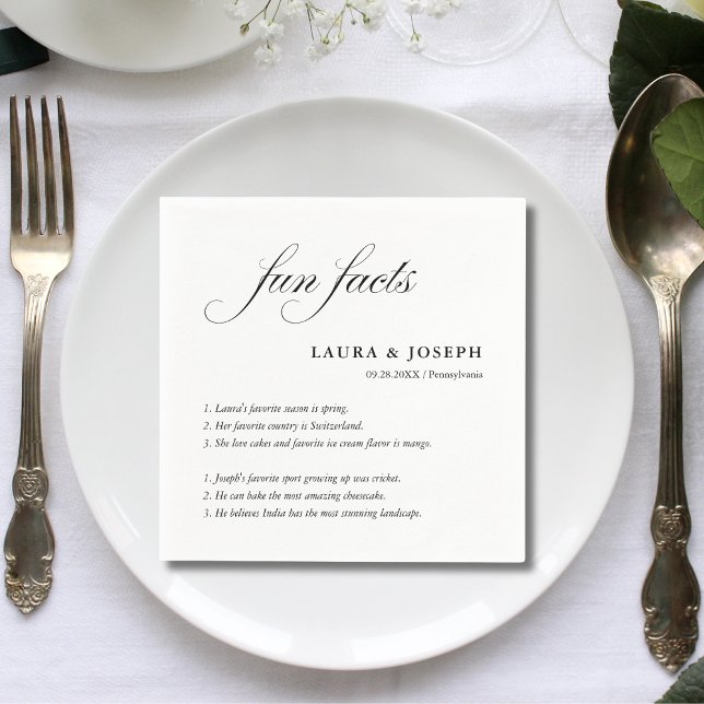 Einfache Script-Schwarz-weiße Hochzeitsspass-Fakte Serviette (Simple script black white napkins share fun facts and add a personal touch to weddings)