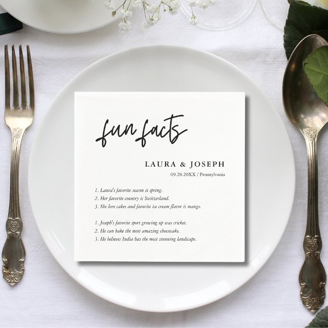 Einfache Script-Schwarz-weiße Hochzeitsspass-Fakte Serviette (Simple script black white wedding fun facts napkins add charm and spark guest smiles.)