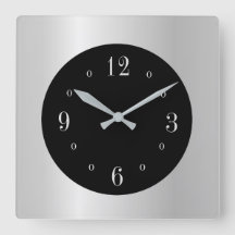 Einfache silberne Wanduhr mit schwarzem Zifferblat