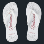 Einfache Silver Lace & Red Script Brautmädchen Hoc Flip Flops<br><div class="desc">Diese eleganten Hochzeitskippen sind eine großartige Möglichkeit, um Ihren Brautmädchen zu danken und sie zu erkennen und ihnen nach einem langen Tag eine Erholung zu geben. Das schöne Design zeichnet sich durch ein elegantes Design mit silber-grauen Spitzen-Frills auf weißem Hintergrund und extravaganter, grimsonniger Schrift-Schrift aus. Der Test liest Bridesmaid mit...</div>