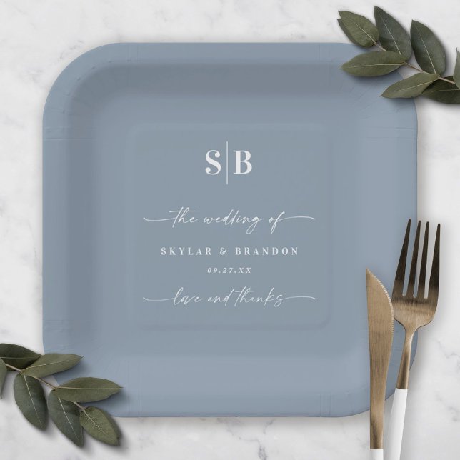 Einfache Solid Color Dusty Blue Wedding Monogram Pappteller (Von Creator hochgeladen)