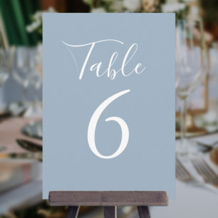 Einfache Staubblaue Chic Schrift Tischnummer