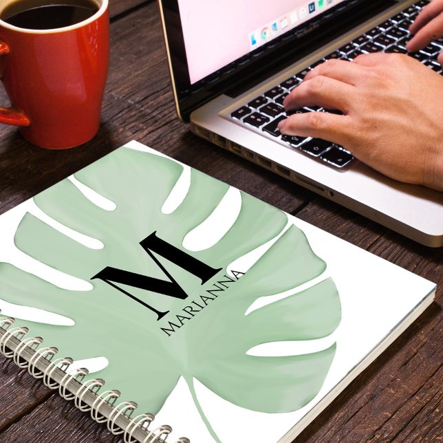 Einfache, stilvolle Blätter mit tropischer Grünpal Notizbuch (Simple minimalist botanical tropical palm leaf monogram and name notebook)