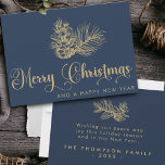 Einfache, stilvolle Botanische Weihnachtsschrift Feiertagskarte<br><div class="desc">Feiern Sie die Saison in zeitlosem Stil mit der Navy Blue and Gold Simple Stylish Botanical Merry Christmas Script Foil Holiday Card. Die Karte besticht durch ihren marineblau-blauen Hintergrund mit glänzenden Goldfolienakzenten und strahlt Eleganz und Eleganz aus. Das Vintage botanische Pinecon- und Kiefernbaum-Design verleiht der Natur eine Touch von inspirierter...</div>