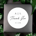 Einfache, stilvolle Schwarz-Weiß-Hochzeit Vielen D Runder Aufkleber<br><div class="desc">Diese einfachen,  stilvollen Hochzeitsaufkleber sind mit Typografie,  "Danke" in reinem Schwarz über einem weißen Hintergrund ausgestattet. Fügen Sie Ihre Monogramm-Initialen und das Hochzeitdatum für elegante Gunst-Labels hinzu!</div>