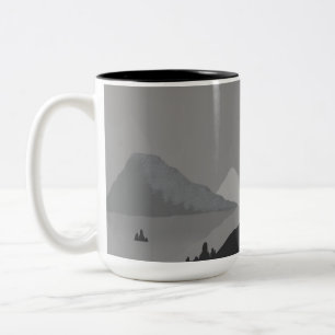Einfache Tasse mit grauer Berglandschaft