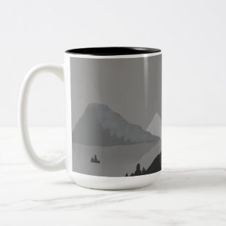Einfache Tasse mit grauer Berglandschaft