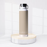 Einfache Taupe Minimalistisch Zwei Monogramm Name Trinkflasche<br><div class="desc">Einfache Taupe Minimalistisch Zwei Monogramm Name Wasser Flasche perfekt als Geschenk für Bosse,  Berater,  Profis,  Mitarbeiter oder Geschäftsleute.</div>