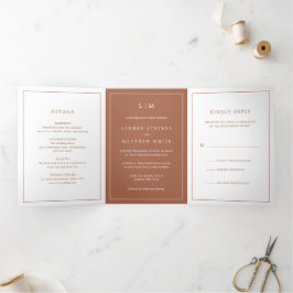 Einfache Terracotta Monogram Hochzeit Dreifach Gefaltete Einladung