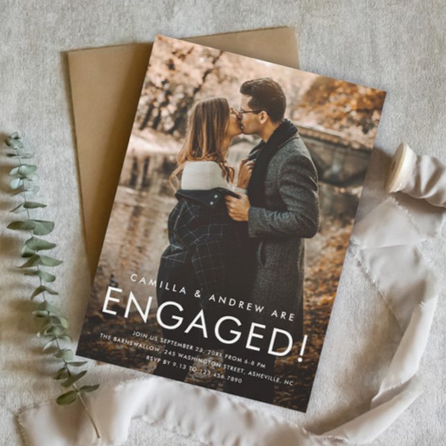 Einfache Typ-Foto-Hochzeitspartei Magneteinladung (Simple Photo Wedding Engagement Party Invitation Magnet with Modern Typographic Overlay.)