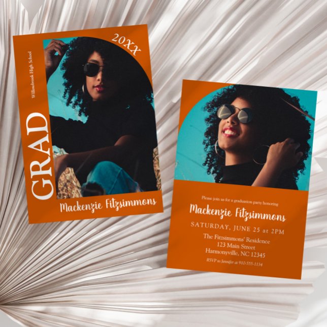 Einfache Typografie Arch Foto Abschluss Einladung (Burnt orange Simple Typography Arch Photo Graduation Invitation)
