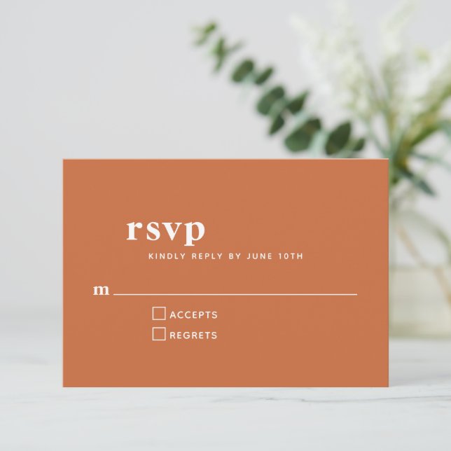 Einfache Typografie Moderne Burnt Orange Hochzeit RSVP Karte (Stehend Vorderseite)
