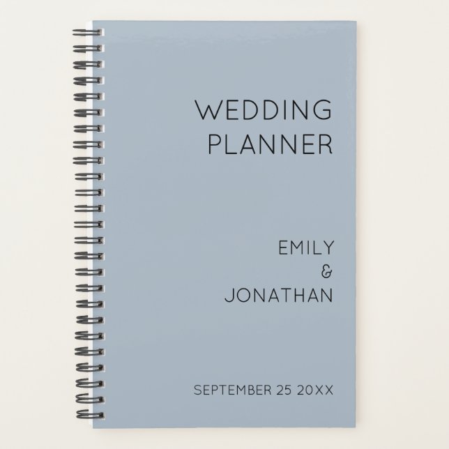 Einfache Typografie-Namen Datum Dusty Blue Wedding Planer (Vorderseite)