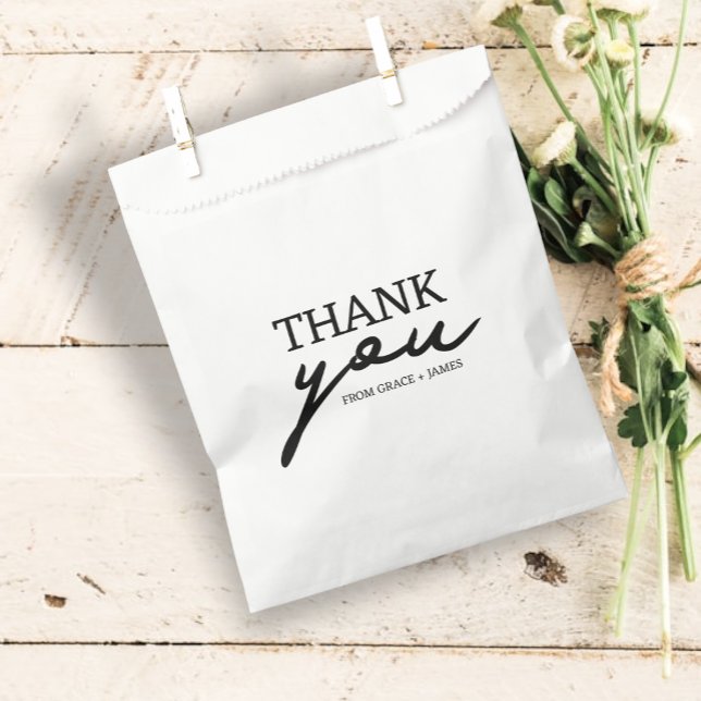 Einfache Typografie Vielen Dank Personalisierte Ho Geschenktütchen (Simple Typography Thank You Personalized Wedding Favor Bags from Ricaso. Modern black and white text)