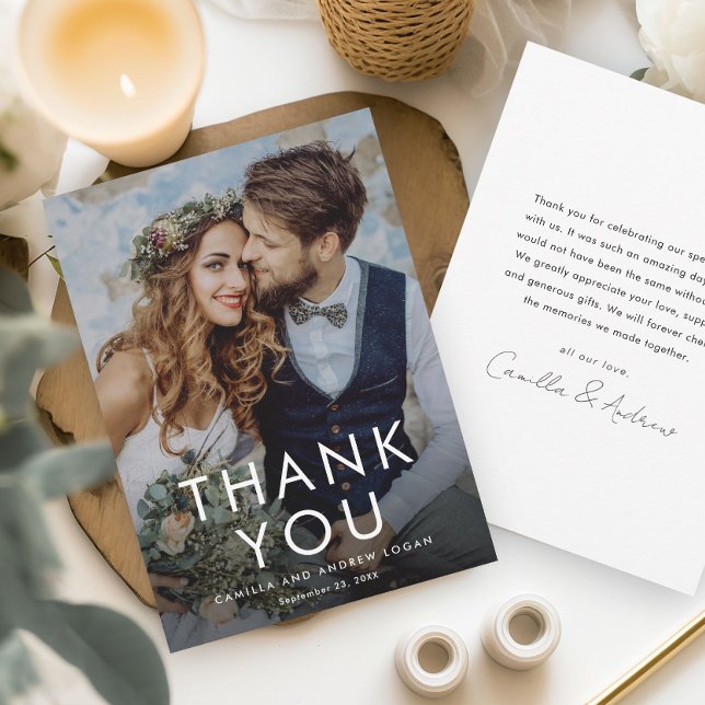 Einfache typografische Hochzeit des modernen Fotos Dankeskarte (A simple, elegant wedding thank you card with modern photo overlay typography.)
