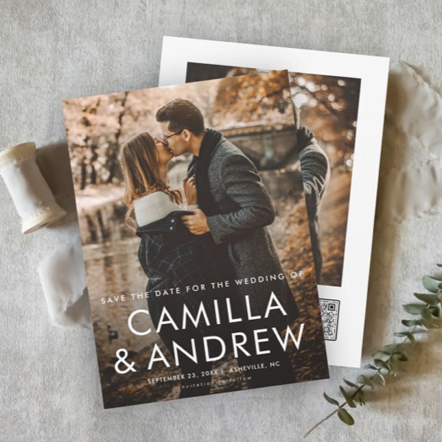 Einfache Typografische QR-Code 2 Foto Hochzeit Save The Date (Simple typographic 2 photo wedding save the date with QR code on the back.)