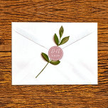 Einfache und elegante Initialen staubiger Rose Hoc Runder Aufkleber<br><div class="desc">Einfache und elegante Initialen staubige Rose rosa Hochzeitsnähe rund Umschlag Aufkleber Aufkleber. Sie koordiniert mit unserem Hochzeitsangebot "Blumenbogen mit staubigen Rose-Blume".</div>