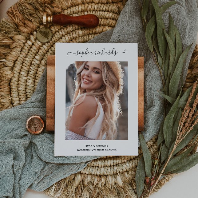 Einfache und stilvolle Schwarz-Weiß-Foto-Graduate Ankündigung (Von Creator hochgeladen)