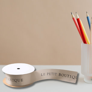 Einfache Unternehmensbezeichnung auf Tan Satinband