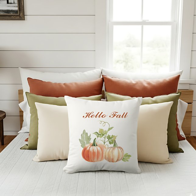 Einfache Wasserfarbe Moderner Fall Akzent Kissen (“Hello Fall” pillow with watercolor pumpkins decorates a bright autumn-inspired sofa.)