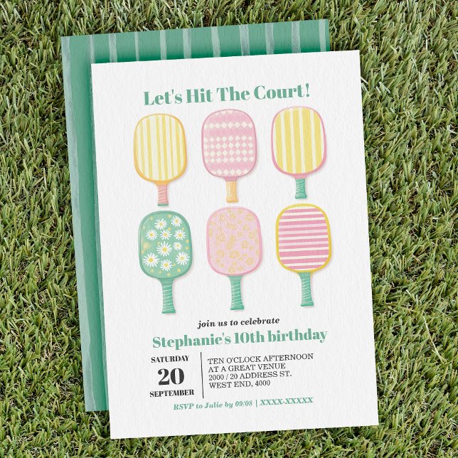 Einfache Wasserfarbe Pickleball Einladung (Serve up some fun with this stylish pickleball-themed birthday invitation.)