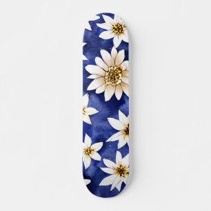 Einfache weiße Blume auf blauem Hintergrund Wasser Skateboard