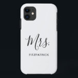 Einfache weiße Frau Nachname Braut Hochzeit Case-Mate iPhone Hülle<br><div class="desc">Einfache Telefonzelle mit "Mrs." in einem eleganten Skript zusammen mit Ihrem Nachnamen in schwarz über einem weißen Hintergrund. Dieser moderne Telefonkasten ist ein großartiges Hochzeitsgeschenk für eine Braut.</div>