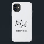 Einfache weiße Frau Nachname Braut Hochzeit Case-Mate iPhone Hülle<br><div class="desc">Einfache Telefonzelle mit "Mrs." in einem eleganten Skript zusammen mit Ihrem Nachnamen in schwarz über einem weißen Hintergrund. Dieser moderne Telefonkasten ist ein großartiges Hochzeitsgeschenk für eine Braut.</div>